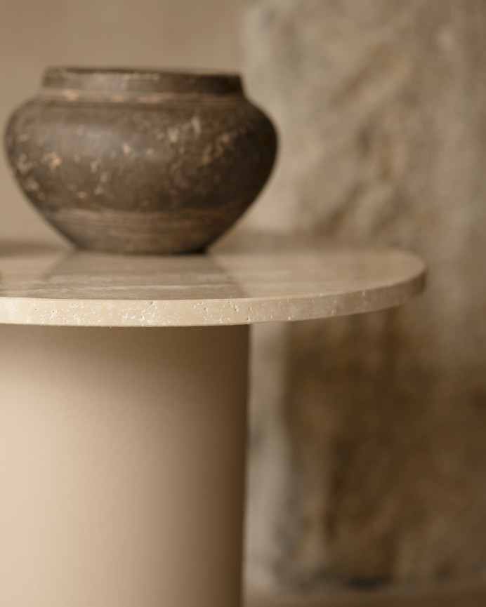 Runder Couchtisch aus Travertinmarmor und beige Microcement-Beinen in verschiedenen Größen