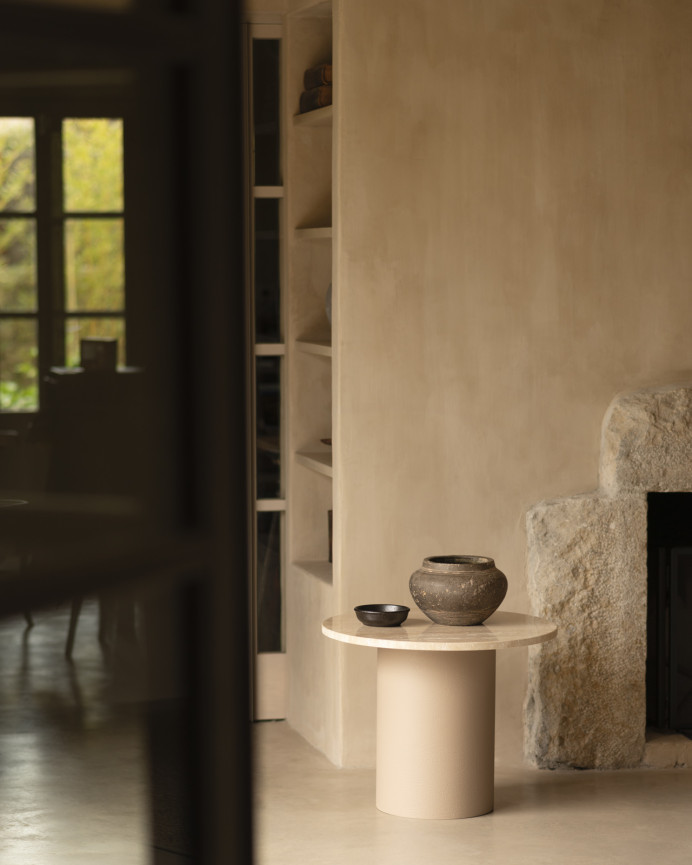 Runder Couchtisch aus Travertinmarmor und beige Microcement-Beinen in verschiedenen Größen