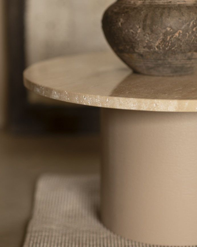 Runder Couchtisch aus Travertinmarmor und beige Microcement-Beinen in verschiedenen Größen