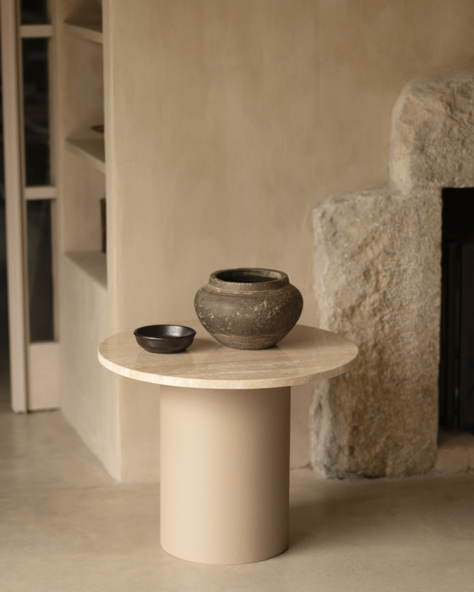 Runder Couchtisch aus Travertinmarmor und beige Microcement-Beinen in verschiedenen Größen