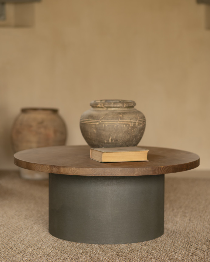 Runder Massivholz-Couchtisch in dunklem Eichenton und Bein aus Mikrozement in Grün, 80x33cm.