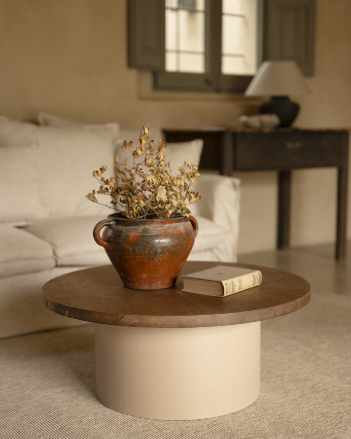 Runder Massivholz-Couchtisch in dunkler Eiche und Tischbein aus Erdton-Mikrozement, 80x33 cm.