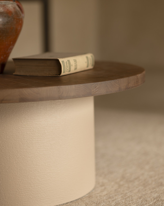 Runder Massivholz-Couchtisch in dunkler Eiche und Tischbein aus Erdton-Mikrozement, 80x33 cm.