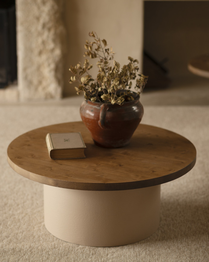 Runder Massivholz-Couchtisch in dunkler Eiche und Tischbein aus Erdton-Mikrozement, 80x33 cm.