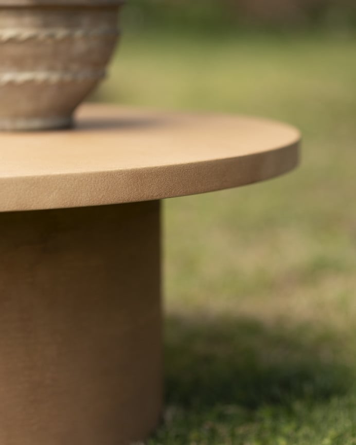 Runder Couchtisch aus Terrakotta-Mikrozement im Maß 80x33 cm.