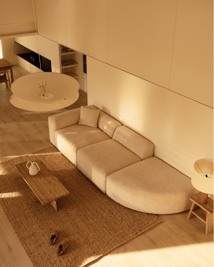 3-teiliges Sofa mit Bouclé-Kurve in Beige, 320x110cm.