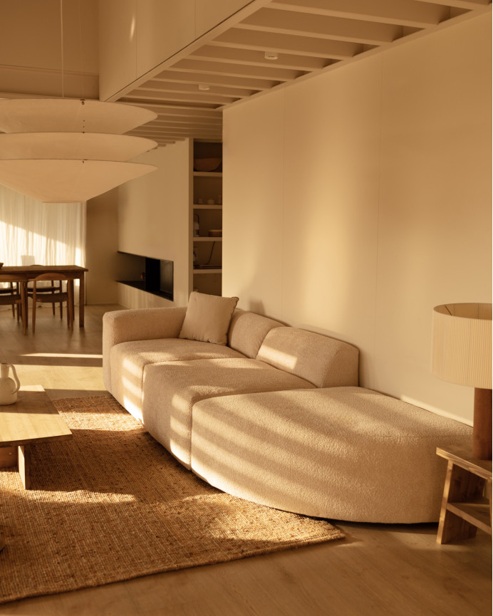 3-teiliges Sofa mit Bouclé-Kurve in Beige, 320x110cm.