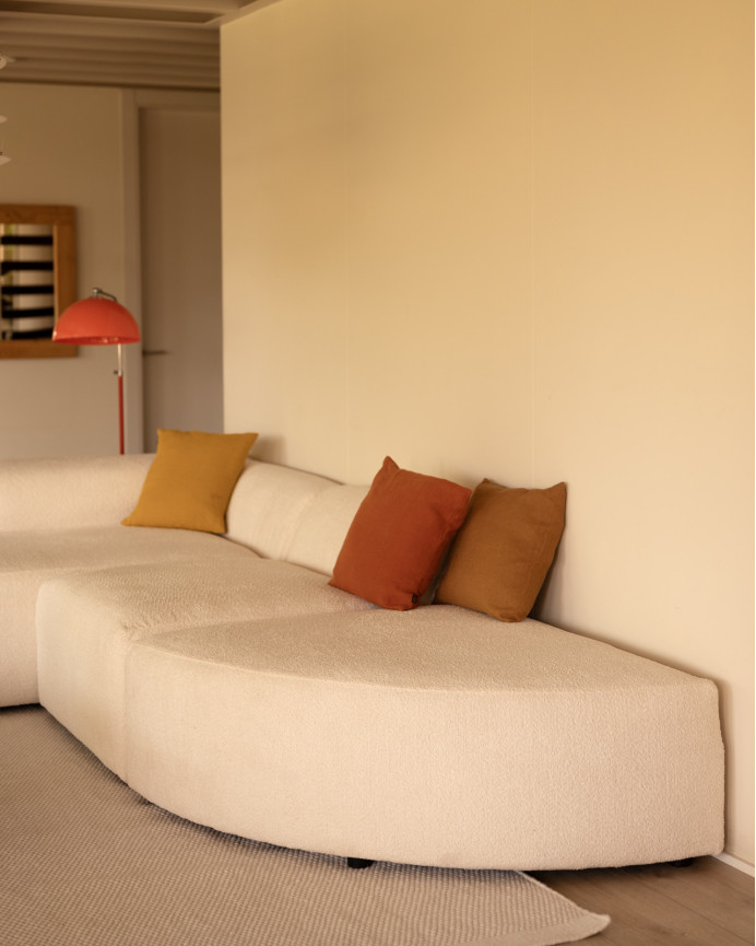 Sofa aus 3 gebogenen Modulen mit Chaiselongue aus bouclé in Weiß 320x172cm.