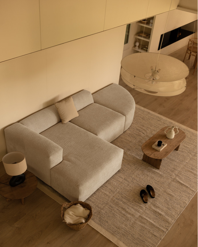 3-teiliges gebogenes Sofa mit Chaiselongue aus hellgrauem Bouclé, 320x172 cm.