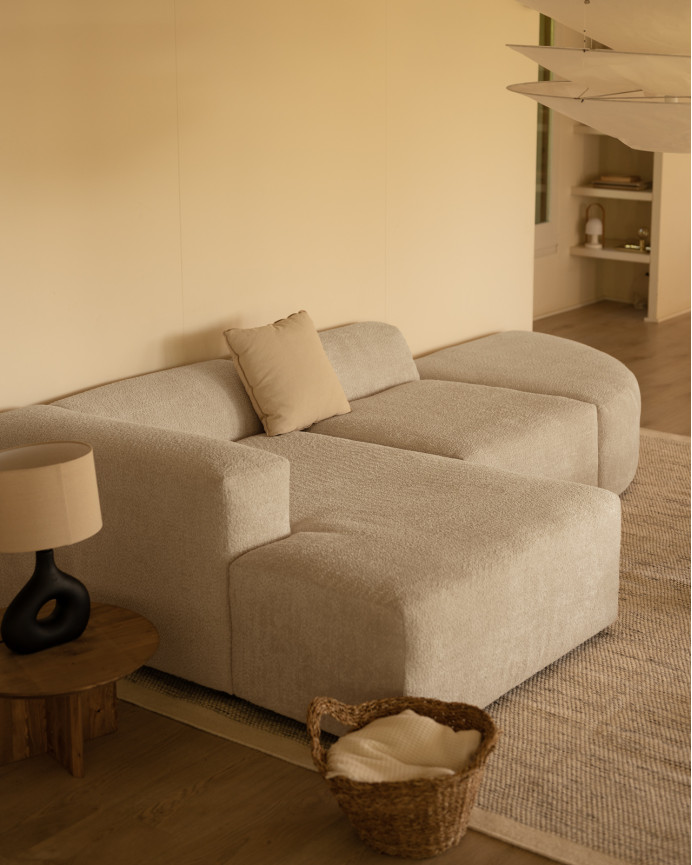 3-teiliges gebogenes Sofa mit Chaiselongue aus hellgrauem Bouclé, 320x172 cm.
