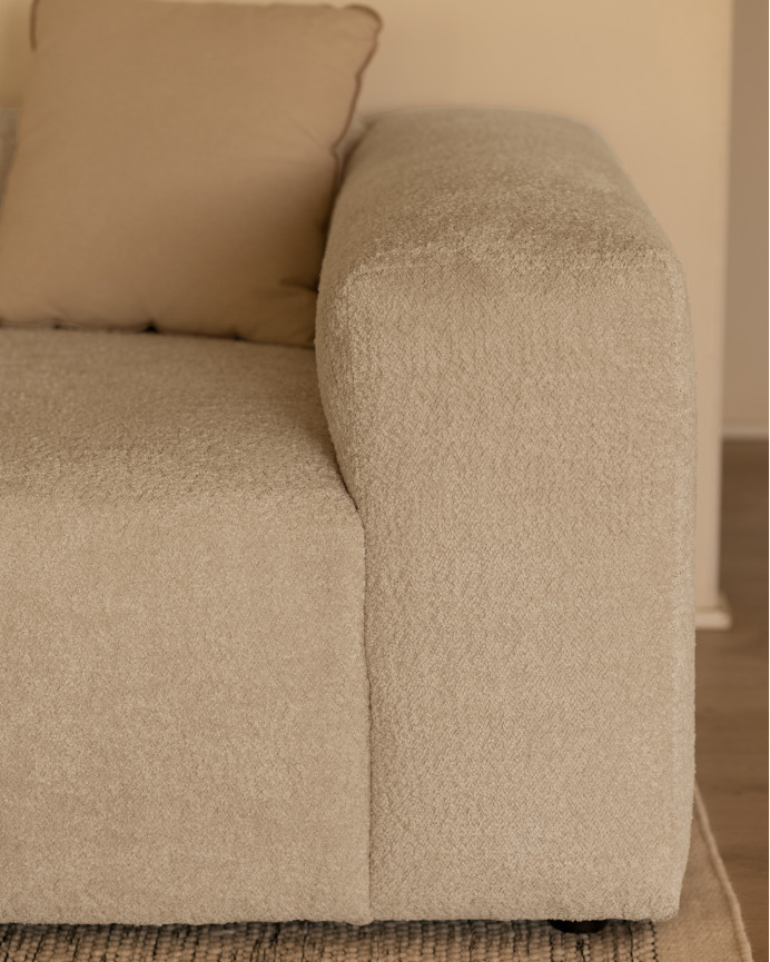 3-teiliges gebogenes Sofa mit Chaiselongue aus hellgrauem Bouclé, 320x172 cm.