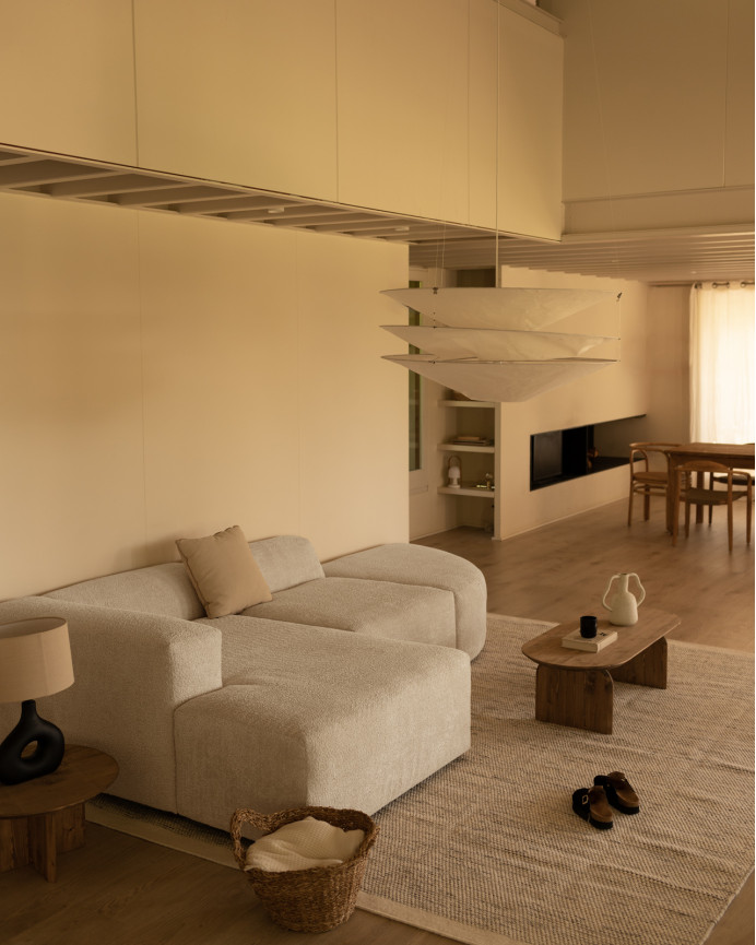 3-teiliges gebogenes Sofa mit Chaiselongue aus hellgrauem Bouclé, 320x172 cm.