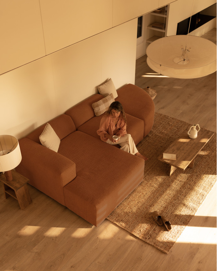 Sofa mit 3 abgerundeten Modulen und Chaiselongue aus Bouclé in Kupferfarbe, 320x172cm.