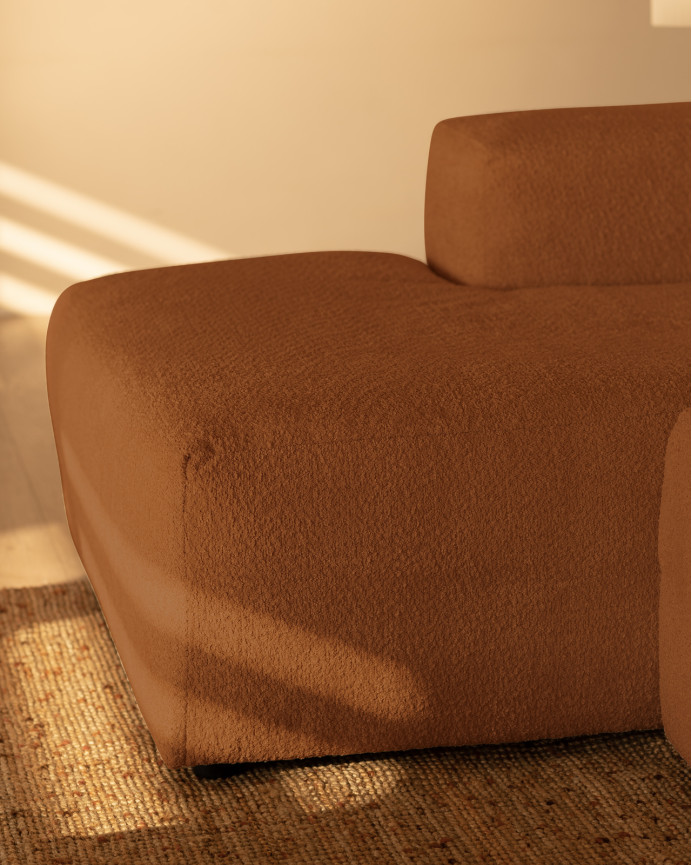 Sofa mit 3 abgerundeten Modulen und Chaiselongue aus Bouclé in Kupferfarbe, 320x172cm.