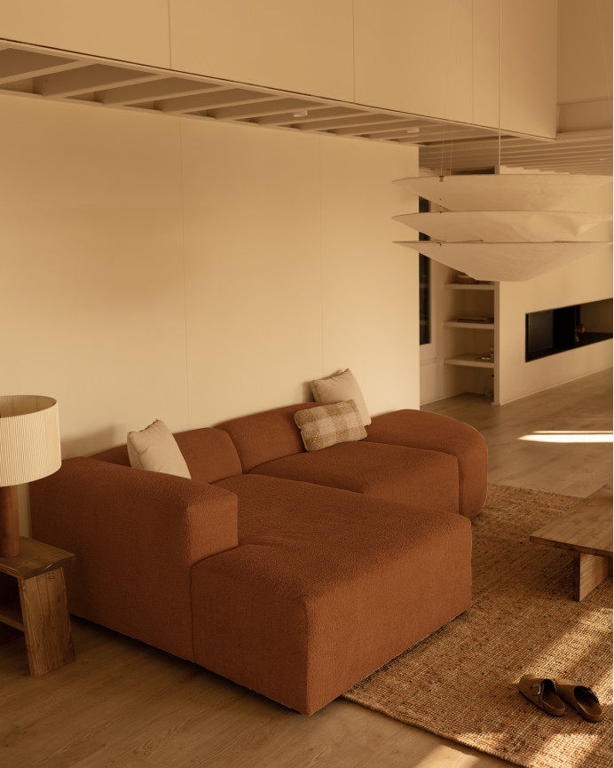 Sofa mit 3 abgerundeten Modulen und Chaiselongue aus Bouclé in Kupferfarbe, 320x172cm.