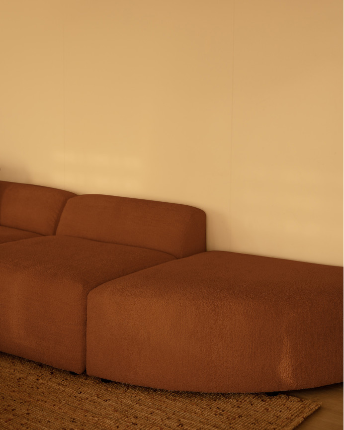 Sofa mit 3 abgerundeten Modulen und Chaiselongue aus Bouclé in Kupferfarbe, 320x172cm.