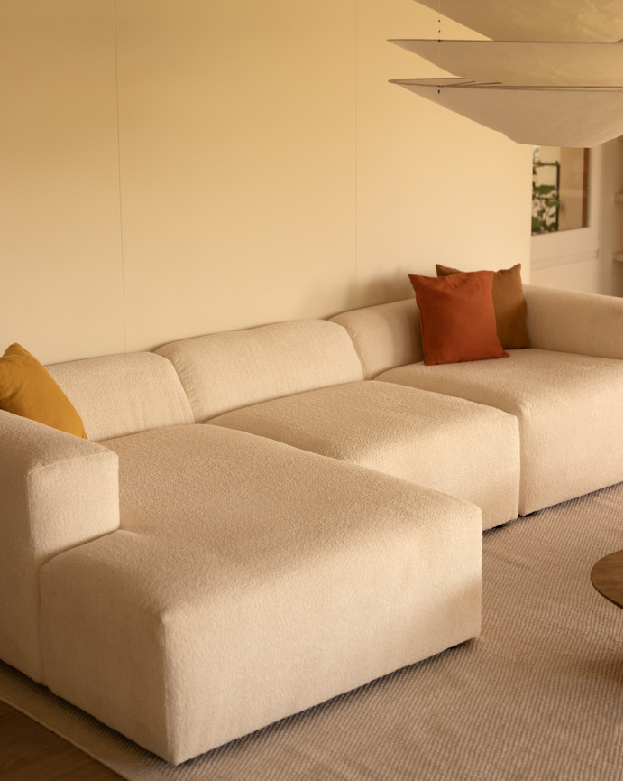 3-Modul-Sofa mit Chaiselongue aus weißem Bouclé, 330x172 cm.