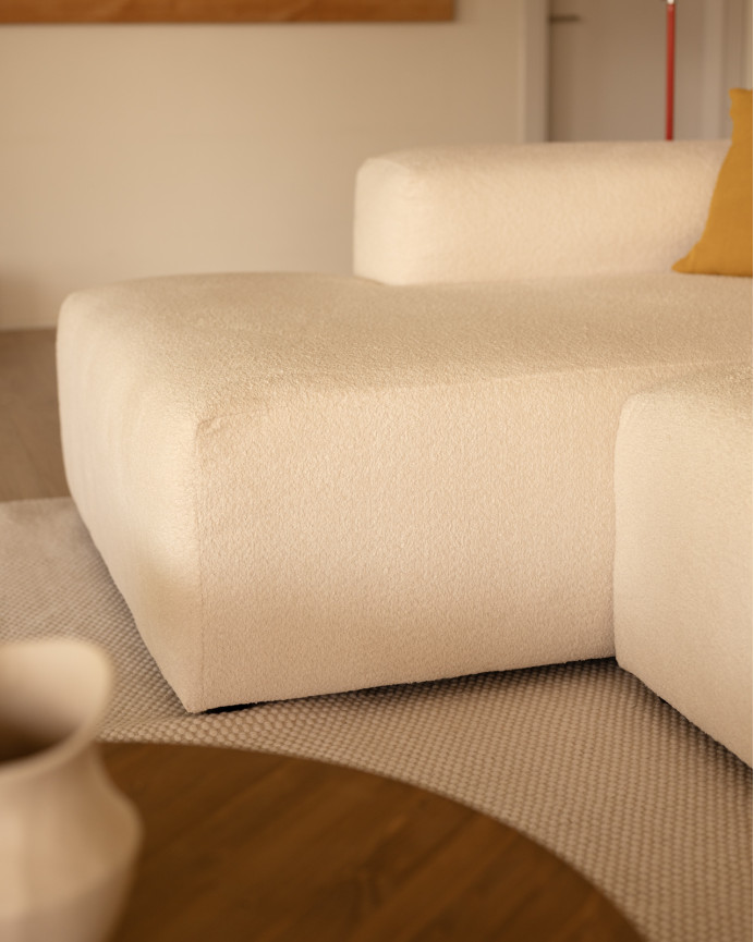 3-Modul-Sofa mit Chaiselongue aus weißem Bouclé, 330x172 cm.