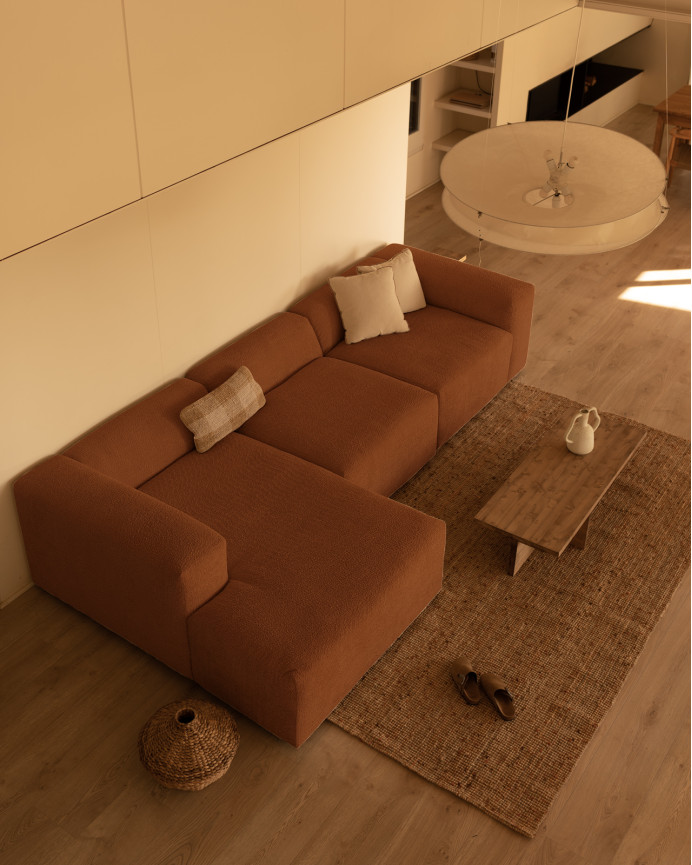 3-teiliges Sofa mit Recamiere aus Bouclé in Kupferfarbe, 330x172cm.