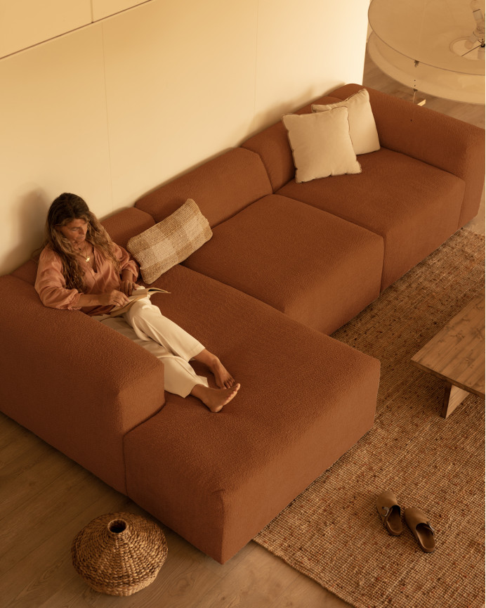 3-teiliges Sofa mit Recamiere aus Bouclé in Kupferfarbe, 330x172cm.