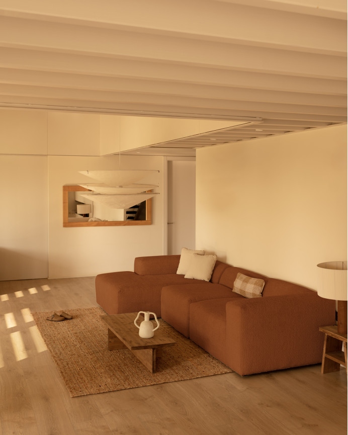 3-teiliges Sofa mit Recamiere aus Bouclé in Kupferfarbe, 330x172cm.