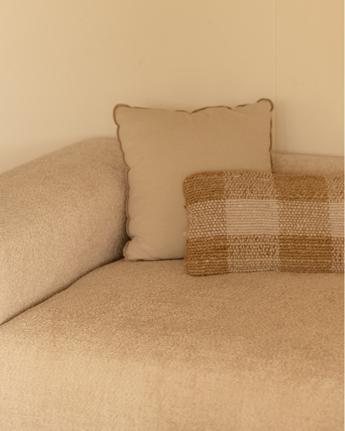 Dreisitzer-Sofa aus bouclé in beige, 330x110 cm.