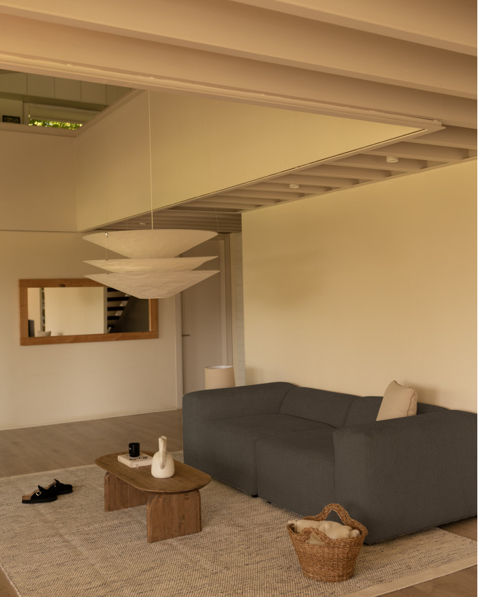 Zweiteiliges Bouclé-Sofa in dunkelgrau, 240x110 cm.