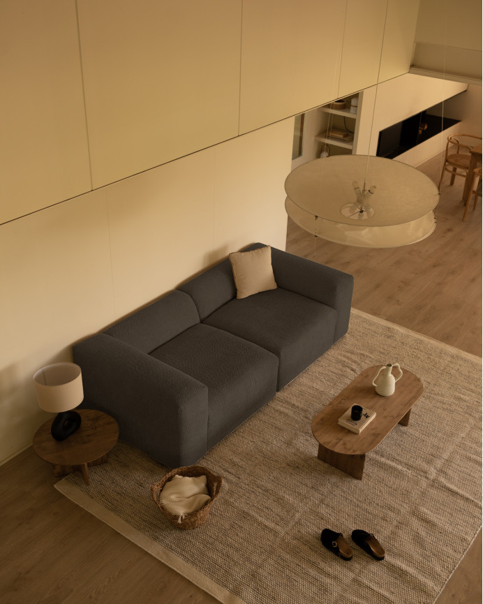 Zweiteiliges Bouclé-Sofa in dunkelgrau, 240x110 cm.
