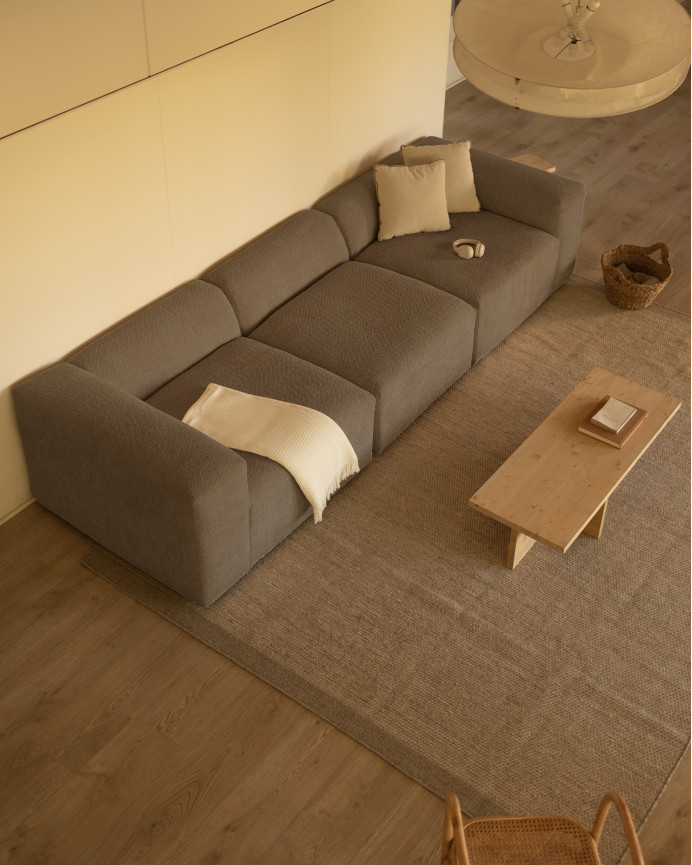 Bouclé-Dreisitzer-Sofa in brauner Farbe, 330x110cm.