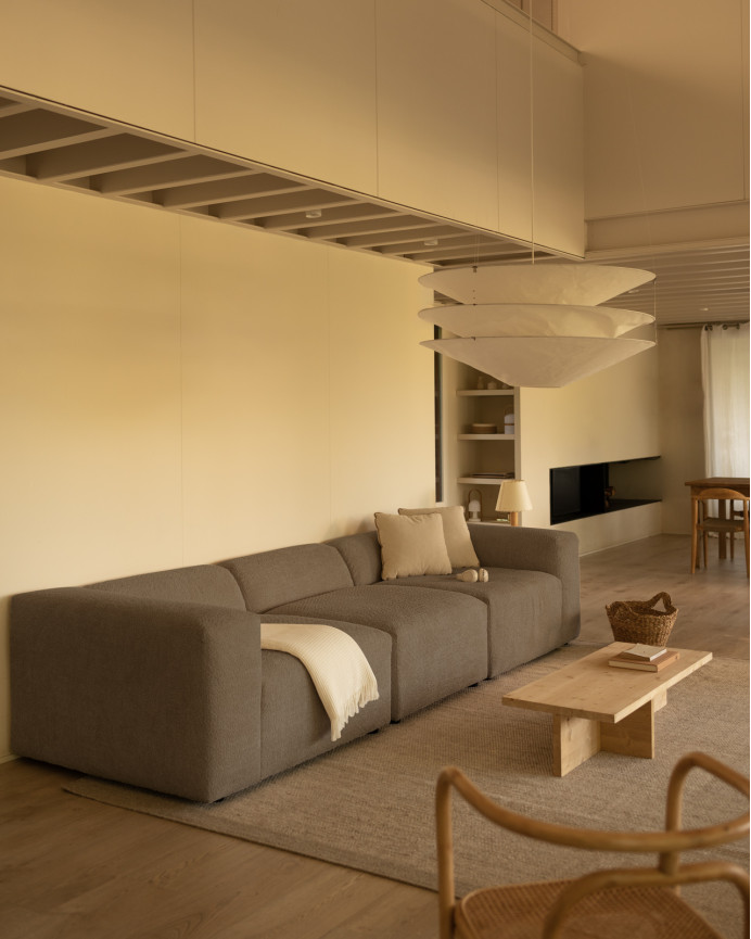 Bouclé-Dreisitzer-Sofa in brauner Farbe, 330x110cm.