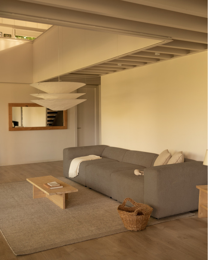 Bouclé-Dreisitzer-Sofa in brauner Farbe, 330x110cm.