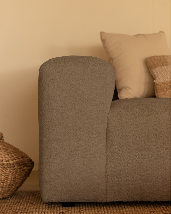 Bouclé-Dreisitzer-Sofa in brauner Farbe, 330x110cm.