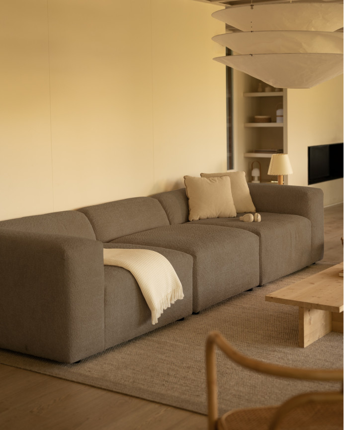 Bouclé-Dreisitzer-Sofa in brauner Farbe, 330x110cm.