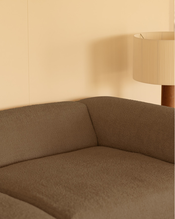 Bouclé-Dreisitzer-Sofa in brauner Farbe, 330x110cm.