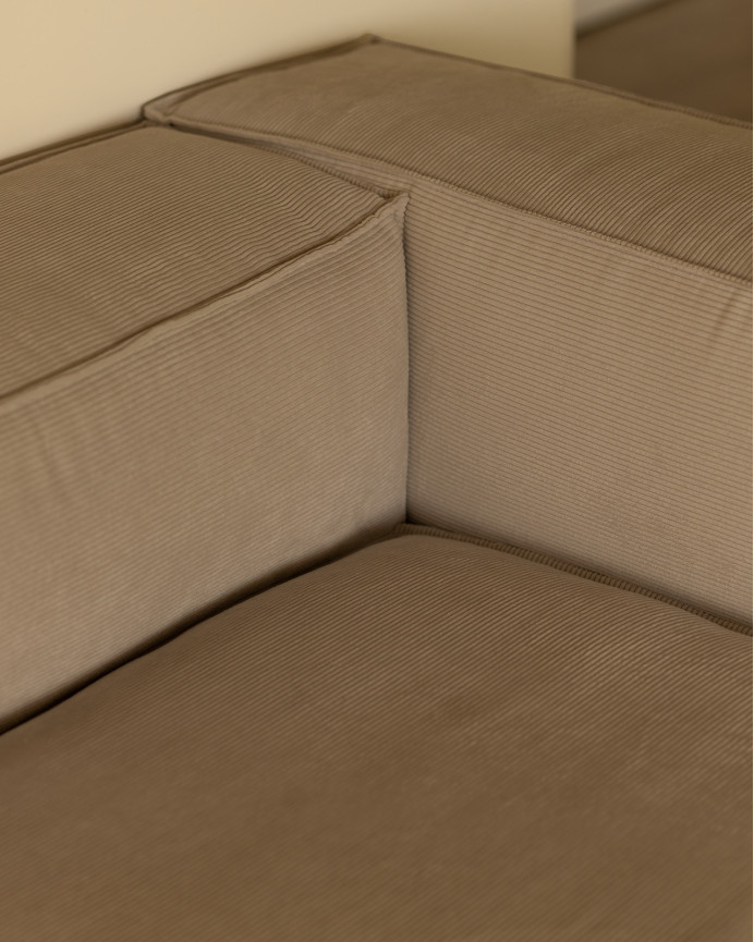 Sofa mit beigefarbener Samt-Chaiselongue in verschiedenen Größen.