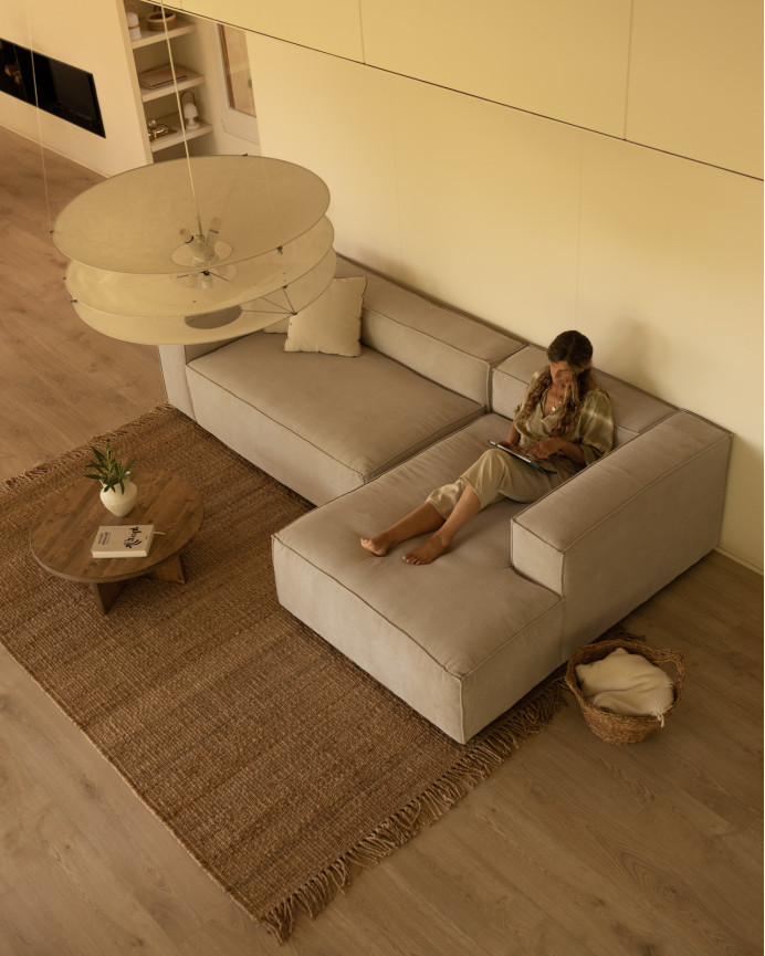 Sofa mit beigefarbener Samt-Chaiselongue in verschiedenen Größen.