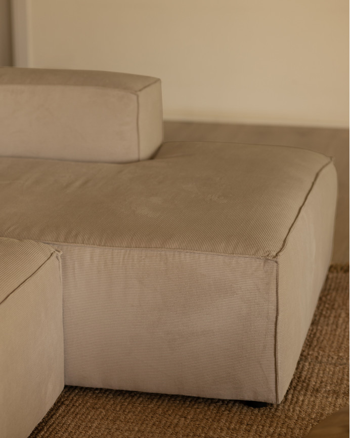 Sofa mit beigefarbener Samt-Chaiselongue in verschiedenen Größen.