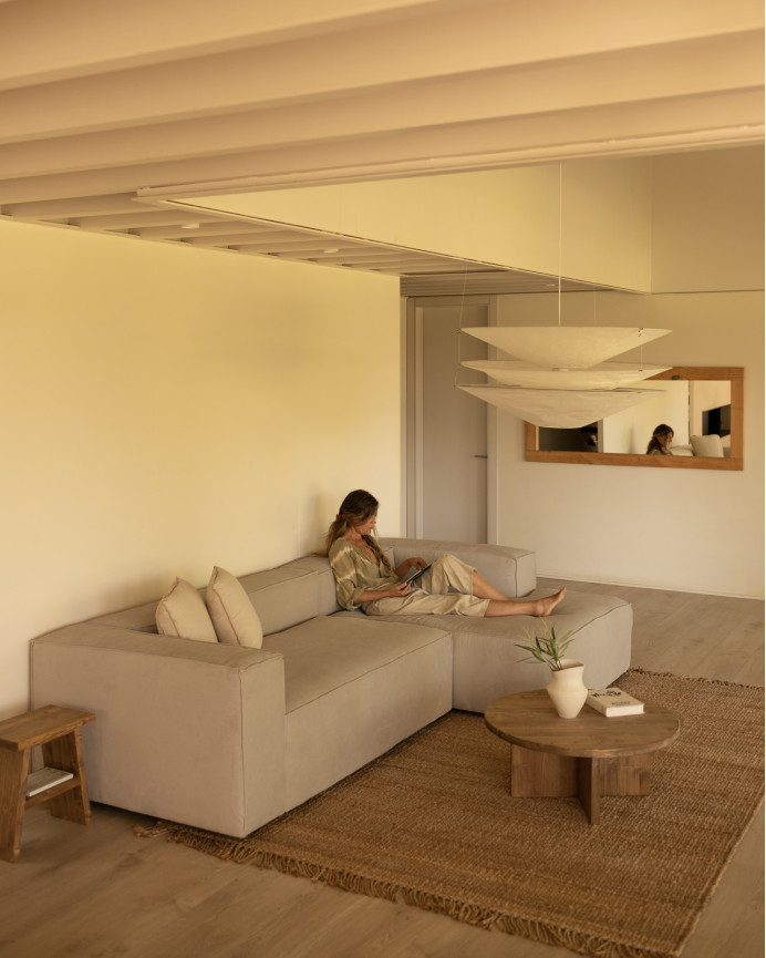 Sofa mit beigefarbener Samt-Chaiselongue in verschiedenen Größen.