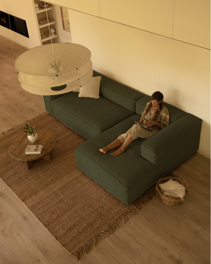 Sofa mit Chaiselongue aus grünem Samtstoff, verschiedene Größen.