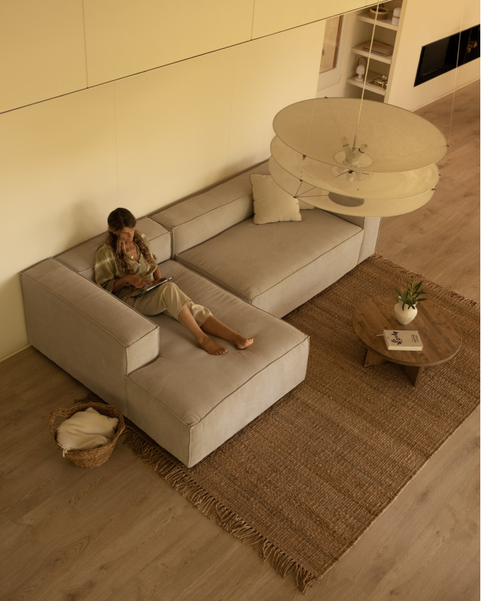 Sofa mit Chaiselongue aus beigefarbenem Samtstoff in verschiedenen Größen.