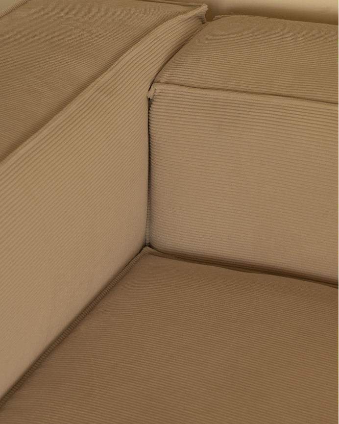 Sofa mit Chaiselongue aus beigefarbenem Samtstoff in verschiedenen Größen.