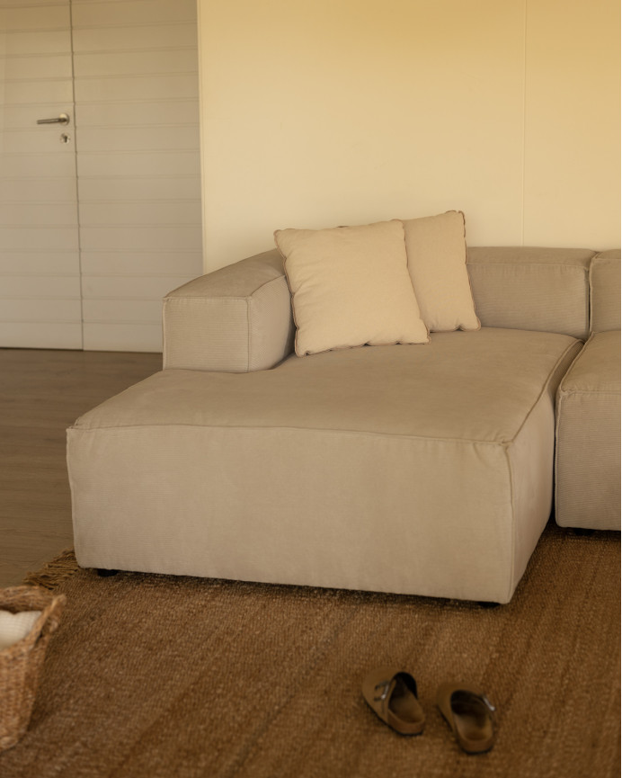 Sofa mit Chaiselongue aus beigefarbenem Samtstoff in verschiedenen Größen.
