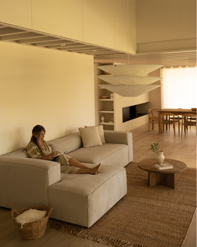 Sofa mit Chaiselongue aus beigefarbenem Samtstoff in verschiedenen Größen.