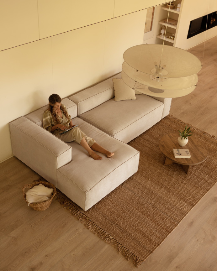 Sofa mit Chaiselongue aus gebrochenweißem Samt in verschiedenen Größen.