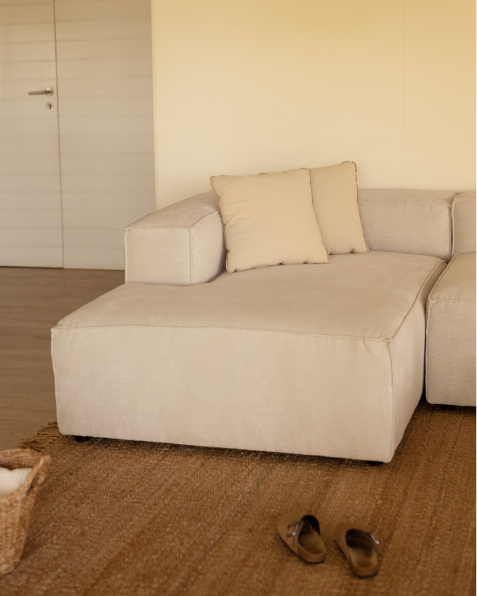 Sofa mit Chaiselongue aus gebrochenweißem Samt in verschiedenen Größen.