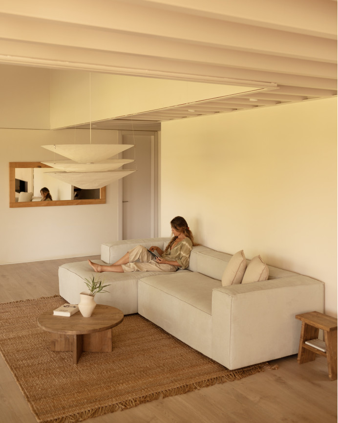 Sofa mit Chaiselongue aus gebrochenweißem Samt in verschiedenen Größen.