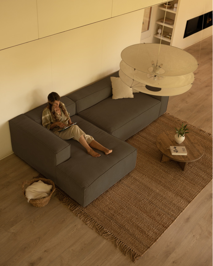 Sofa mit Chaiselongue aus braunem Velours in verschiedenen Größen.