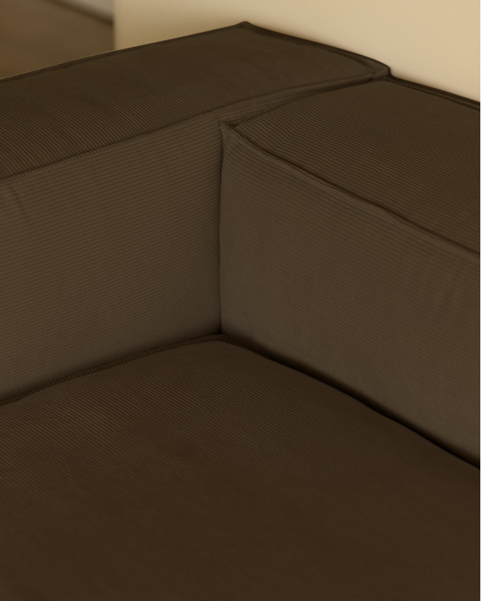 Sofa mit Chaiselongue aus braunem Velours in verschiedenen Größen.