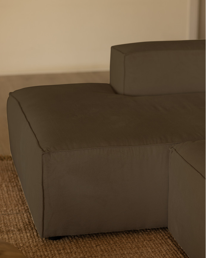 Sofa mit Chaiselongue aus braunem Velours in verschiedenen Größen.