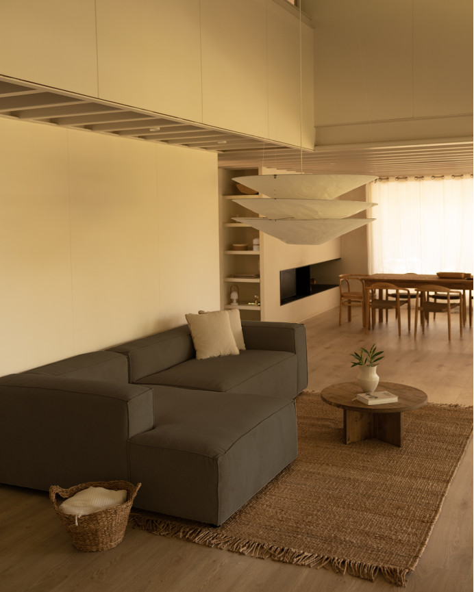 Sofa mit Chaiselongue aus braunem Velours in verschiedenen Größen.